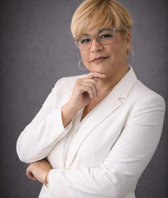 Luz López fundadora de Innova AI Academy explicando inteligencia artificial aplicada a profesionales